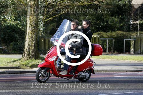 Amsterdam 8 maart 2016
Martijn Krabbe met zijn vriendin Noi Pakon op zijn vespa scooter.
