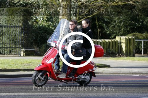 Amsterdam 8 maart 2016
Martijn Krabbe met zijn vriendin Noi Pakon op zijn vespa scooter.