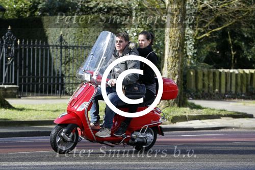 Amsterdam 8 maart 2016
Martijn Krabbe met zijn vriendin Noi Pakon op zijn vespa scooter.