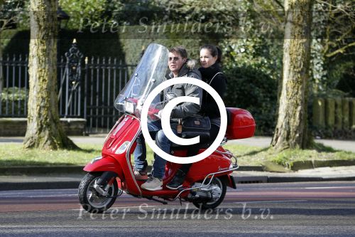 Amsterdam 8 maart 2016
Martijn Krabbe met zijn vriendin Noi Pakon op zijn vespa scooter.
