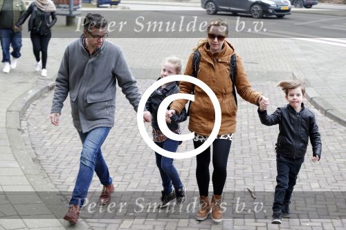 Amsterdam 13 februari 2016 
Premiere Zootropolis in het tropenmuseum. Michiel Veenstra met gezin