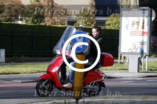 Amsterdam 8 maart 2016
Martijn Krabbe met zijn vriendin Noi Pakon op zijn vespa scooter.