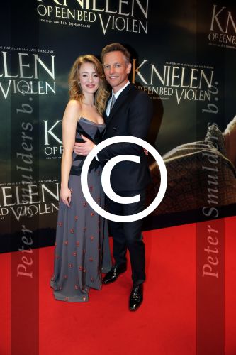 Amsterdam 22 februari 2016
Premiere Knielen op een Bed Violen in Tuschinski , Noortje Herlaar en partner Barry Atsma spelen de hoofdrol.