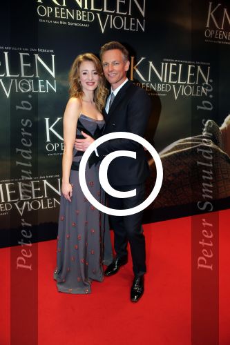 Amsterdam 22 februari 2016
Premiere Knielen op een Bed Violen in Tuschinski , Noortje Herlaar en partner Barry Atsma spelen de hoofdrol.