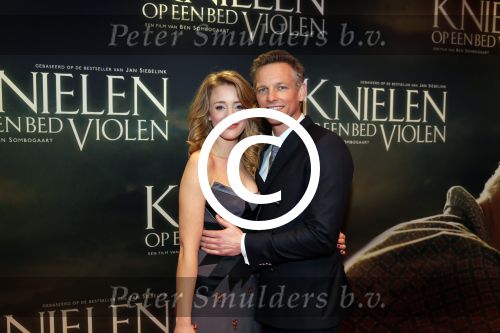 Amsterdam 22 februari 2016
Premiere Knielen op een Bed Violen in Tuschinski , Noortje Herlaar en partner Barry Atsma spelen de hoofdrol.