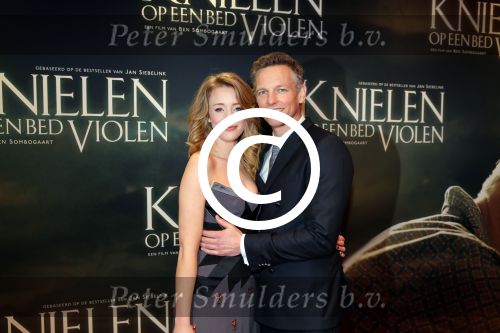 Amsterdam 22 februari 2016
Premiere Knielen op een Bed Violen in Tuschinski , Noortje Herlaar en partner Barry Atsma spelen de hoofdrol.