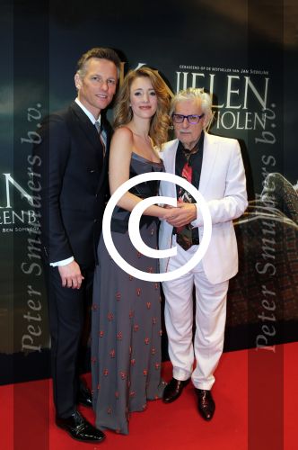 Amsterdam 22 februari 2016
Premiere Knielen op een Bed Violen in Tuschinski , Noortje Herlaar en partner Barry Atsma spelen de hoofdrol.