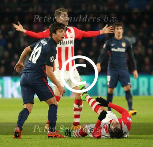 Eindhoven, 24 Februari 2016
1/8 Finale PSV-Atletico Madrid, eindstand 0-0
Oliver Torres in duel met Andres Guardado achtergronf Marco v Ginkel