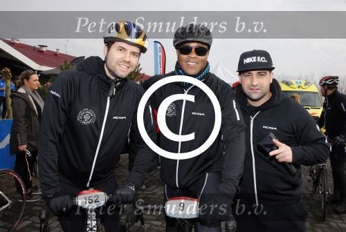Biddinghuizen 6 maart 2016
De hollandse 100 georganiseerd door prins Bernhard jr . 10 km schaatsen en 90km fietsen .
De opbrengst gaat naar het onderzoek tegen lymphe klier kanker. Hanni Hanna met Patrick Kluivert en Simon Keizer