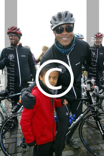 Biddinghuizen 6 maart 2016
De hollandse 100 georganiseerd door prins Bernhard jr . 10 km schaatsen en 90km fietsen .
De opbrengst gaat naar het onderzoek tegen lymphe klier kanker. Patrick Kluivert met zoon Shane