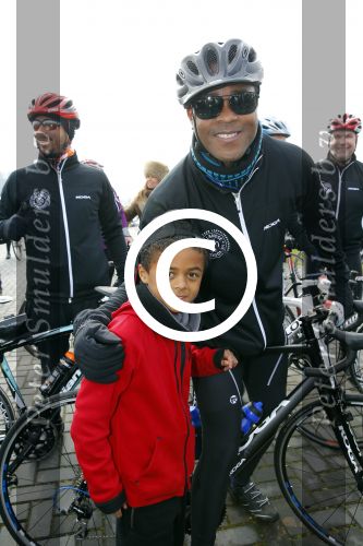 Biddinghuizen 6 maart 2016
De hollandse 100 georganiseerd door prins Bernhard jr . 10 km schaatsen en 90km fietsen .
De opbrengst gaat naar het onderzoek tegen lymphe klier kanker. Patrick Kluivert met zoon Shane