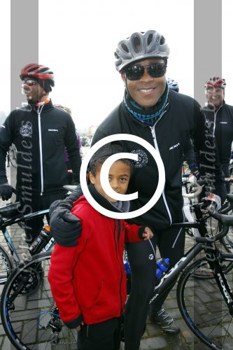 Biddinghuizen 6 maart 2016
De hollandse 100 georganiseerd door prins Bernhard jr . 10 km schaatsen en 90km fietsen .
De opbrengst gaat naar het onderzoek tegen lymphe klier kanker. Patrick Kluivert met zoon Shane
