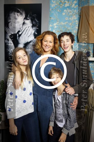 Laren 14 februari 2016
Opening expositie van Paulien Huizinga. Paulien met kinderen en ex schoonvader Jan Mol