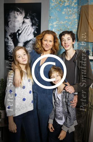 Laren 14 februari 2016
Opening expositie van Paulien Huizinga. Paulien met kinderen en ex schoonvader Jan Mol