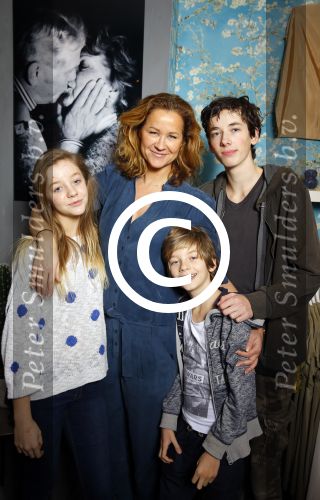 Laren 14 februari 2016
Opening expositie van Paulien Huizinga. Paulien met kinderen en ex schoonvader Jan Mol