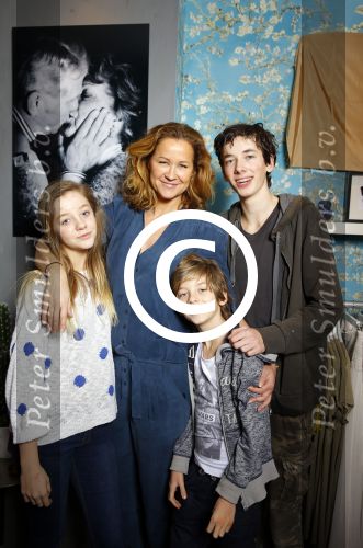Laren 14 februari 2016
Opening expositie van Paulien Huizinga. Paulien met kinderen en ex schoonvader Jan Mol