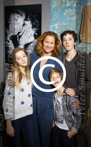 Laren 14 februari 2016
Opening expositie van Paulien Huizinga. Paulien met kinderen en ex schoonvader Jan Mol