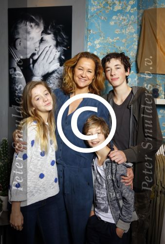 Laren 14 februari 2016
Opening expositie van Paulien Huizinga. Paulien met kinderen en ex schoonvader Jan Mol