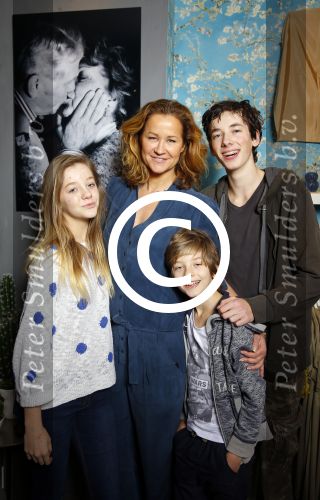 Laren 14 februari 2016
Opening expositie van Paulien Huizinga. Paulien met kinderen en ex schoonvader Jan Mol