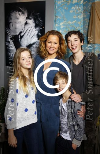Laren 14 februari 2016
Opening expositie van Paulien Huizinga. Paulien met kinderen en ex schoonvader Jan Mol