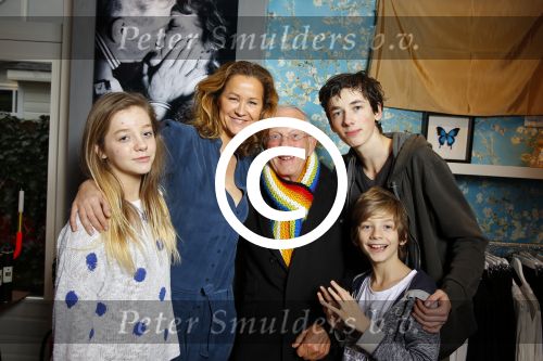 Laren 14 februari 2016
Opening expositie van Paulien Huizinga. Paulien met kinderen en ex schoonvader Jan Mol