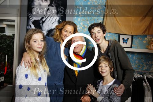 Laren 14 februari 2016
Opening expositie van Paulien Huizinga. Paulien met kinderen en ex schoonvader Jan Mol