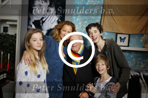 Laren 14 februari 2016
Opening expositie van Paulien Huizinga. Paulien met kinderen en ex schoonvader Jan Mol