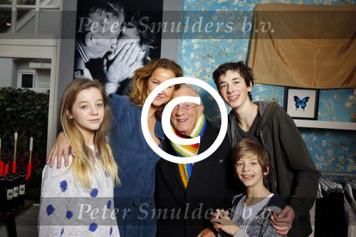 Laren 14 februari 2016
Opening expositie van Paulien Huizinga. Paulien met kinderen en ex schoonvader Jan Mol