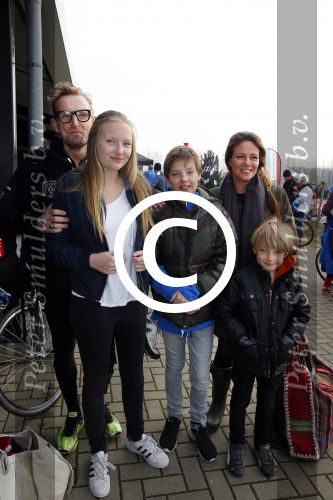 Biddinghuizen 6 maart 2016
De hollandse 100 georganiseerd door prins Bernhard jr . 10 km schaatsen en 90km fietsen .
De opbrengst gaat naar het onderzoek tegen lymphe klier kanker. Bernhard met zijn vrouw Annette en hun kinderen