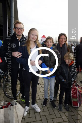 Biddinghuizen 6 maart 2016
De hollandse 100 georganiseerd door prins Bernhard jr . 10 km schaatsen en 90km fietsen .
De opbrengst gaat naar het onderzoek tegen lymphe klier kanker. Bernhard met zijn vrouw Annette en hun kinderen