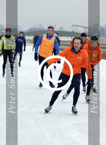 Biddinghuizen 6 maart 2016
De hollandse 100 georganiseerd door prins Bernhard jr . 10 km schaatsen en 90km fietsen .
De opbrengst gaat naar het onderzoek tegen lymphe klier kanker. Prins Floris met prinses Aimee en hun kinderen Magali en Eliane