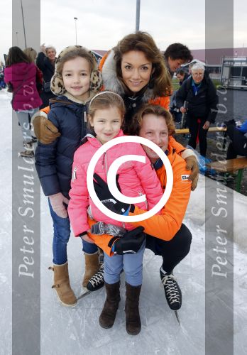 Biddinghuizen 6 maart 2016
De hollandse 100 georganiseerd door prins Bernhard jr . 10 km schaatsen en 90km fietsen .
De opbrengst gaat naar het onderzoek tegen lymphe klier kanker. Prins Floris met prinses Aimee en hun kinderen Magali en Eliane