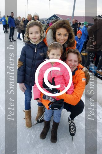 Biddinghuizen 6 maart 2016
De hollandse 100 georganiseerd door prins Bernhard jr . 10 km schaatsen en 90km fietsen .
De opbrengst gaat naar het onderzoek tegen lymphe klier kanker. Prins Floris met prinses Aimee en hun kinderen Magali en Eliane