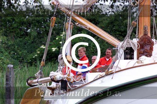 Muiden 9 juni 2001

Prins Willem Alexander en Yvonne v Gennip, Cees Wolzak, Jan Loorbach varen met de Groene Draeck. Allen zijn lid van de club van 144

Peter Smulders bv