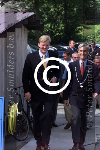 Muiden 9 juni 2001

Prins Willem Alexander en Yvonne v Gennip, Cees Wolzak, Jan Loorbach varen met de Groene Draeck. Allen zijn lid van de club van 144

Peter Smulders bv