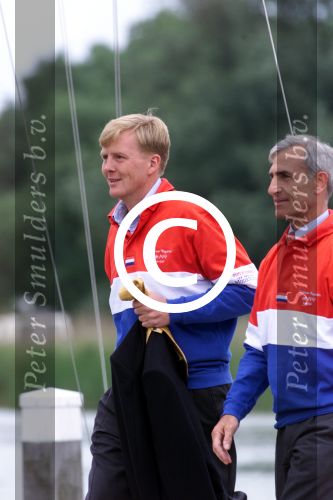 Muiden 9 juni 2001

Prins Willem Alexander en Yvonne v Gennip, Cees Wolzak, Jan Loorbach varen met de Groene Draeck. Allen zijn lid van de club van 144

Peter Smulders bv