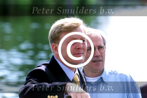 Muiden 9 juni 2001

Prins Willem Alexander en Yvonne v Gennip, Cees Wolzak, Jan Loorbach varen met de Groene Draeck. Allen zijn lid van de club van 144

Peter Smulders bv