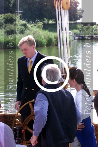 Muiden 9 juni 2001

Prins Willem Alexander en Yvonne v Gennip, Cees Wolzak, Jan Loorbach varen met de Groene Draeck. Allen zijn lid van de club van 144

Peter Smulders bv