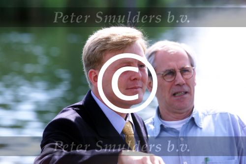 Muiden 9 juni 2001

Prins Willem Alexander en Yvonne v Gennip, Cees Wolzak, Jan Loorbach varen met de Groene Draeck. Allen zijn lid van de club van 144

Peter Smulders bv
