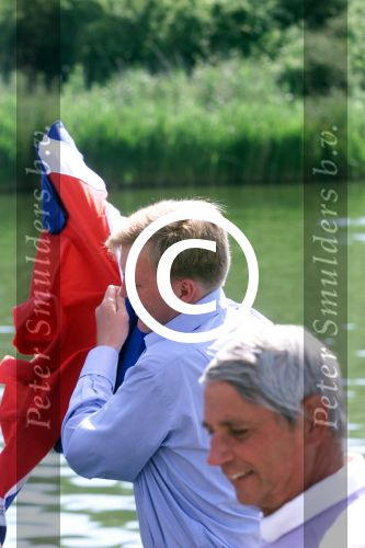 Muiden 9 juni 2001

Prins Willem Alexander en Yvonne v Gennip, Cees Wolzak, Jan Loorbach varen met de Groene Draeck. Allen zijn lid van de club van 144

Peter Smulders bv