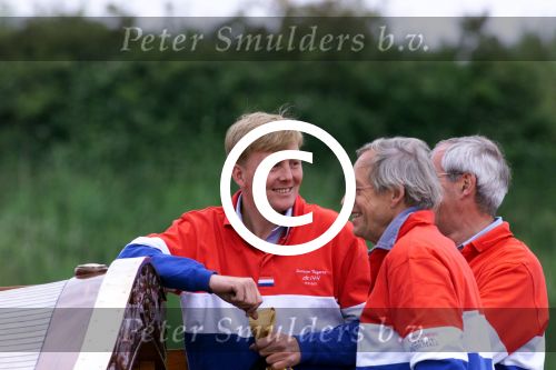 Muiden 9 juni 2001

Prins Willem Alexander en Yvonne v Gennip, Cees Wolzak, Jan Loorbach varen met de Groene Draeck. Allen zijn lid van de club van 144

Peter Smulders bv