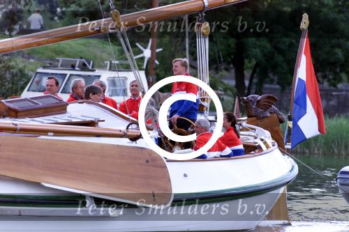 Muiden 9 juni 2001

Prins Willem Alexander en Yvonne v Gennip, Cees Wolzak, Jan Loorbach varen met de Groene Draeck. Allen zijn lid van de club van 144

Peter Smulders bv