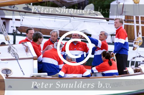 Muiden 9 juni 2001

Prins Willem Alexander en Yvonne v Gennip, Cees Wolzak, Jan Loorbach varen met de Groene Draeck. Allen zijn lid van de club van 144

Peter Smulders bv