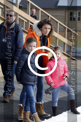 Biddinghuizen 6 maart 2016
De hollandse 100 georganiseerd door prins Bernhard jr . 10 km schaatsen en 90km fietsen .
De opbrengst gaat naar het onderzoek tegen lymphe klier kanker. Prins Floris met prinses Aimee en hun kinderen Magali en Eliane