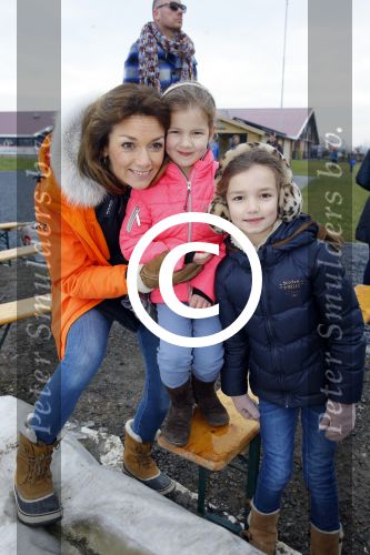 Biddinghuizen 6 maart 2016
De hollandse 100 georganiseerd door prins Bernhard jr . 10 km schaatsen en 90km fietsen .
De opbrengst gaat naar het onderzoek tegen lymphe klier kanker. Prins Floris met prinses Aimee en hun kinderen Magali en Eliane