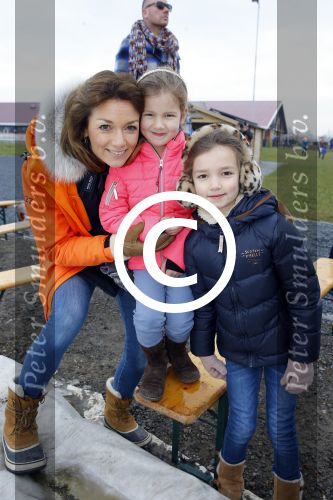 Biddinghuizen 6 maart 2016
De hollandse 100 georganiseerd door prins Bernhard jr . 10 km schaatsen en 90km fietsen .
De opbrengst gaat naar het onderzoek tegen lymphe klier kanker. Prins Floris met prinses Aimee en hun kinderen Magali en Eliane