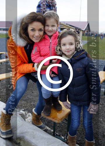 Biddinghuizen 6 maart 2016
De hollandse 100 georganiseerd door prins Bernhard jr . 10 km schaatsen en 90km fietsen .
De opbrengst gaat naar het onderzoek tegen lymphe klier kanker. Prins Floris met prinses Aimee en hun kinderen Magali en Eliane