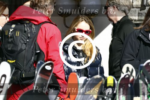 Zurs 22 februari 2016
Prinses Caroline van Monaco op wintersport met haar dochter Alexandra v Hannover.
Ik denk dat Caroline staat te praten met haar ex man Ernst van hannover. Ze slaapt in hotel Lorunser