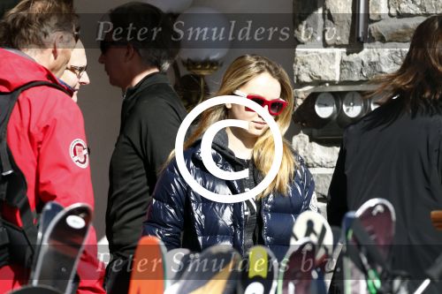 Zurs 22 februari 2016
Prinses Caroline van Monaco op wintersport met haar dochter Alexandra v Hannover.
Ik denk dat Caroline staat te praten met haar ex man Ernst van hannover. Ze slaapt in hotel Lorunser