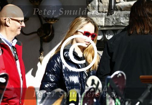 Zurs 22 februari 2016
Prinses Caroline van Monaco op wintersport met haar dochter Alexandra v Hannover.
Ik denk dat Caroline staat te praten met haar ex man Ernst van hannover. Ze slaapt in hotel Lorunser